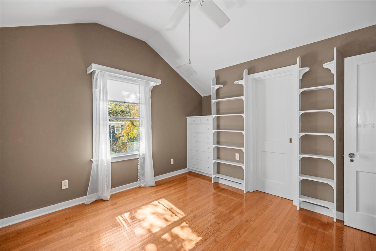 Image 33 of 72 For 637 Scotland Street