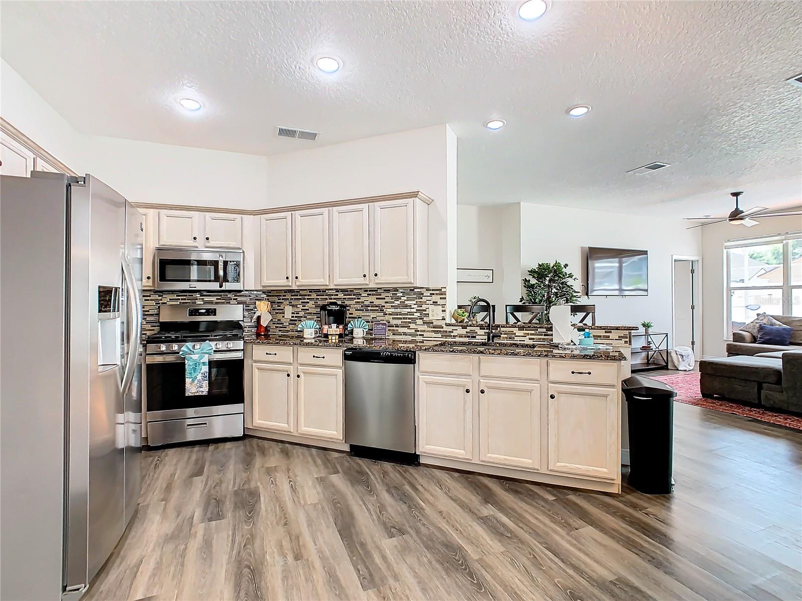 Image 9 of 35 For 511 Jaybee Avenue