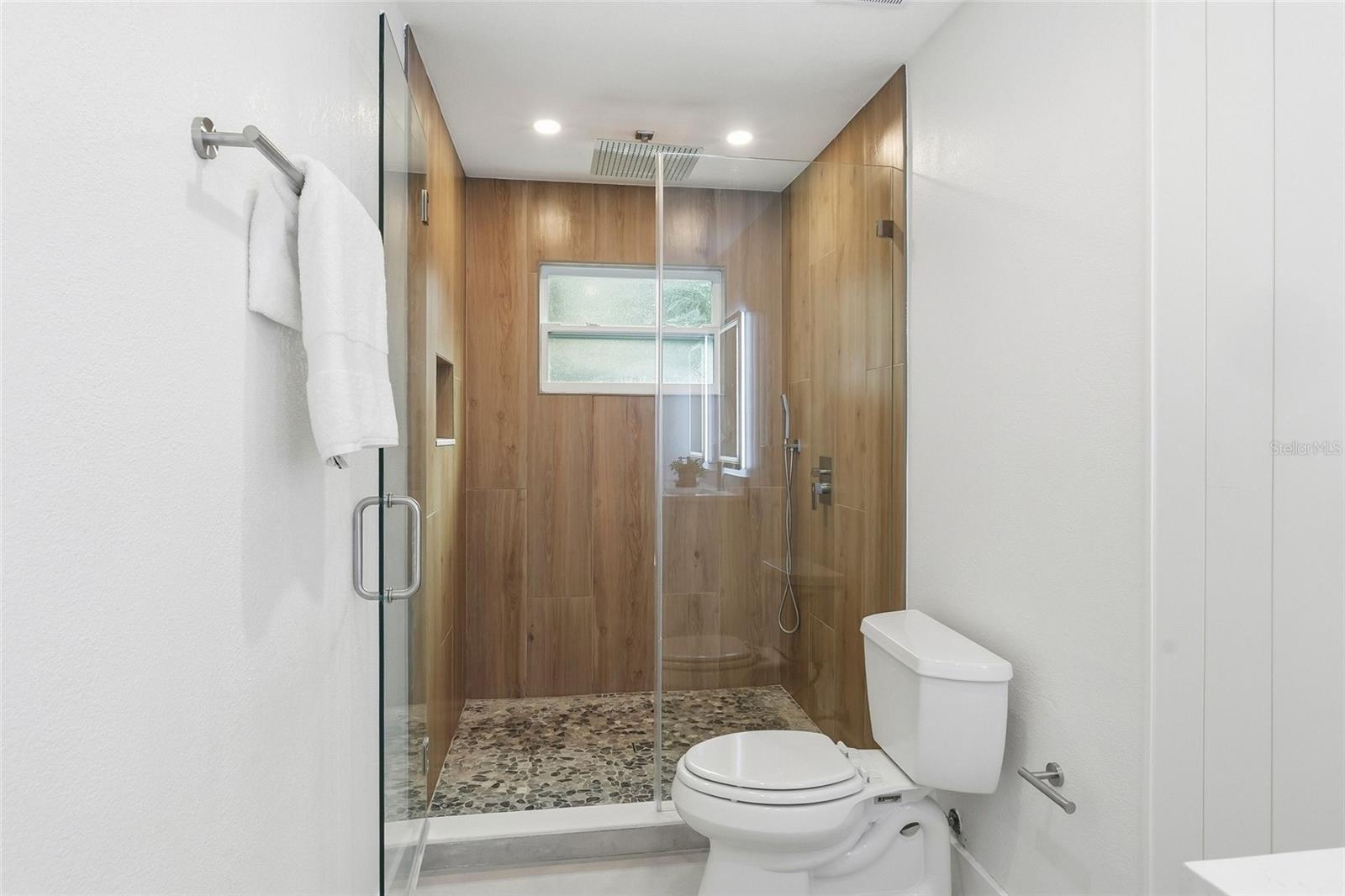 Image 20 of 43 For 404 Bryan Oak Avenue