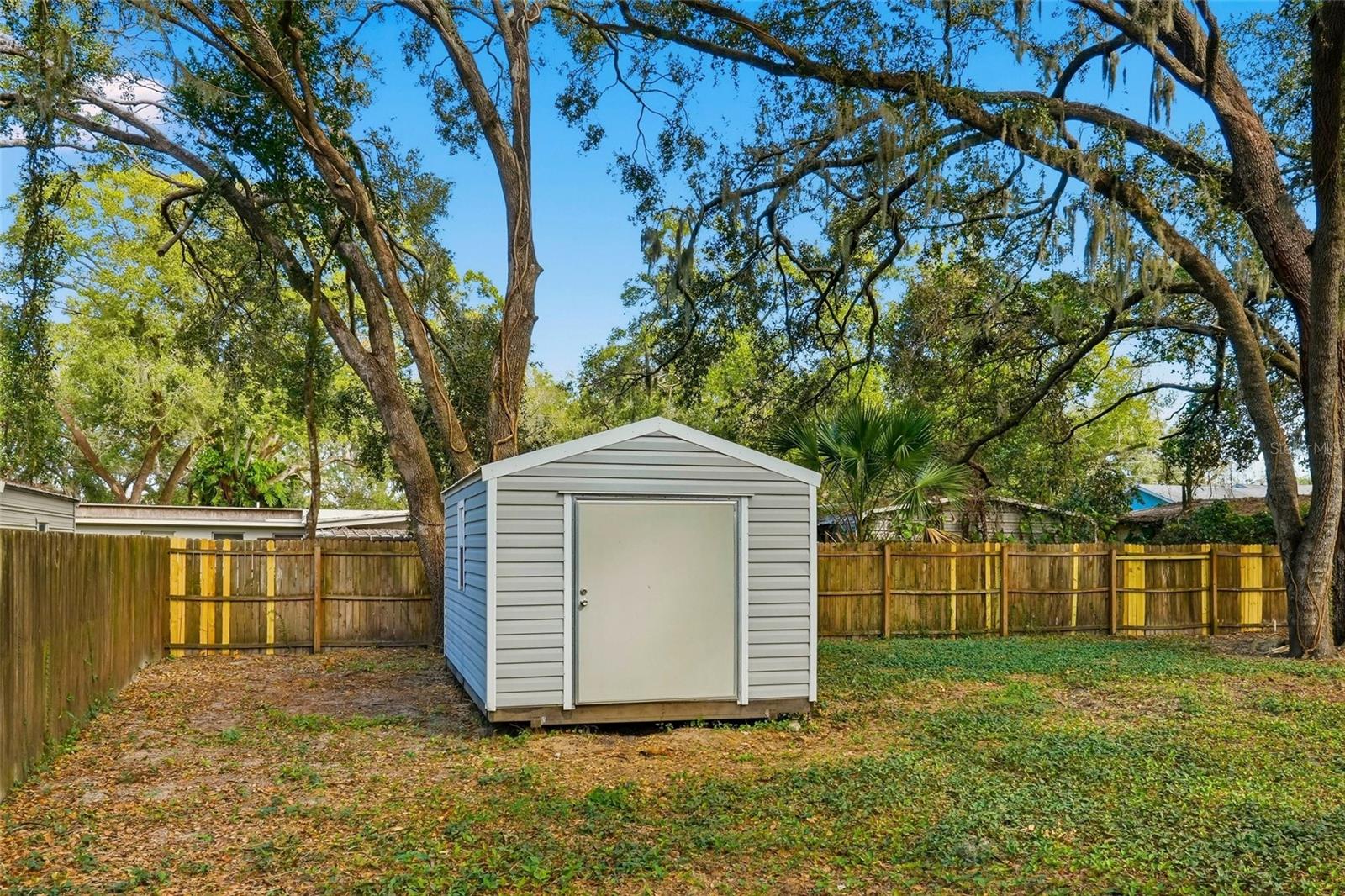 Image 35 of 43 For 404 Bryan Oak Avenue