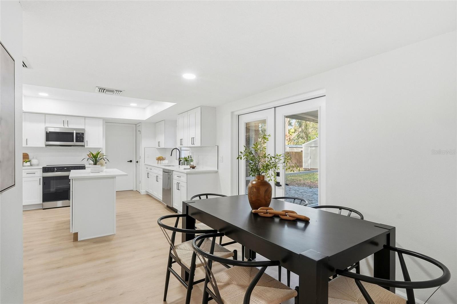 Image 9 of 43 For 404 Bryan Oak Avenue