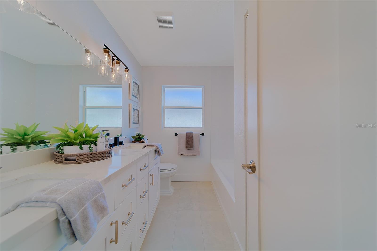 Image 25 of 90 For 207 Midway Island