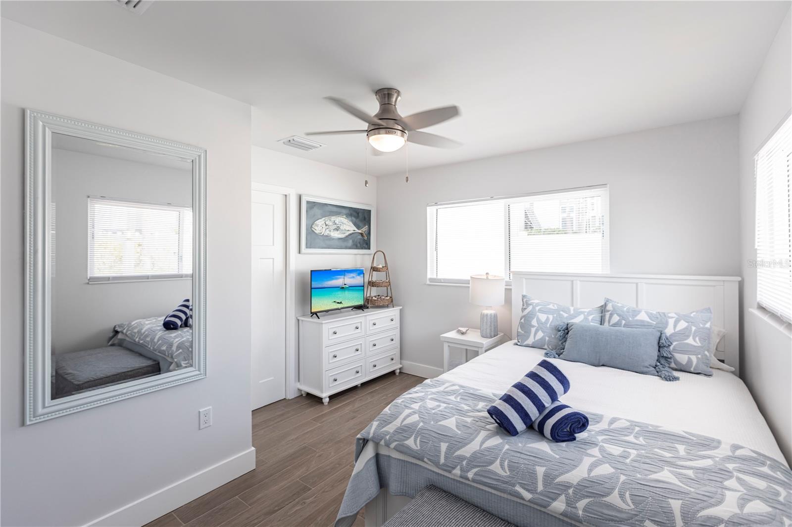 Image 11 of 23 For 6020 Midnight Pass Road 27