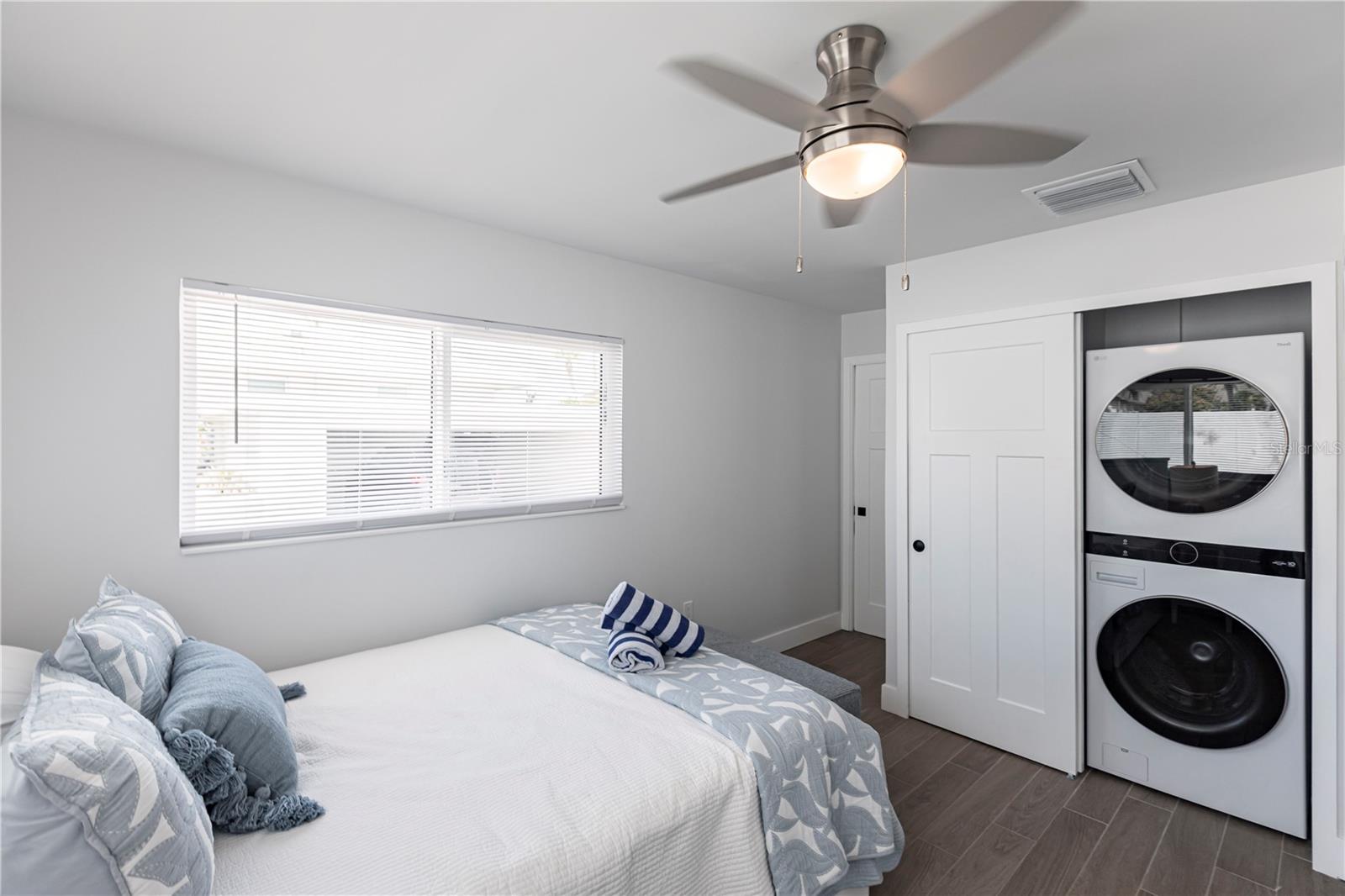 Image 12 of 23 For 6020 Midnight Pass Road 27