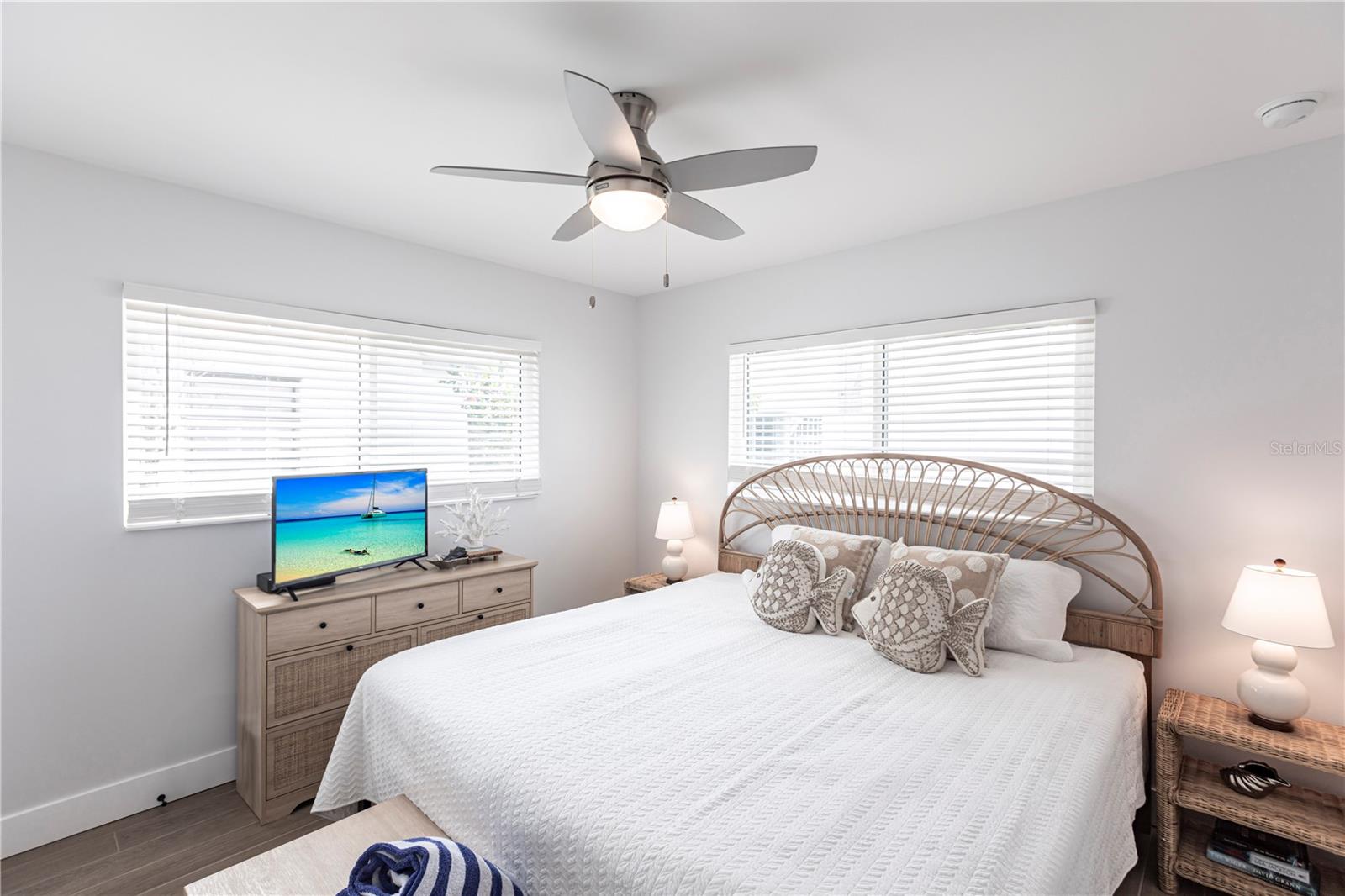 Image 15 of 23 For 6020 Midnight Pass Road 27