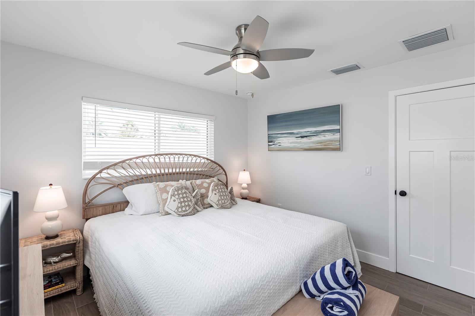 Image 16 of 23 For 6020 Midnight Pass Road 27