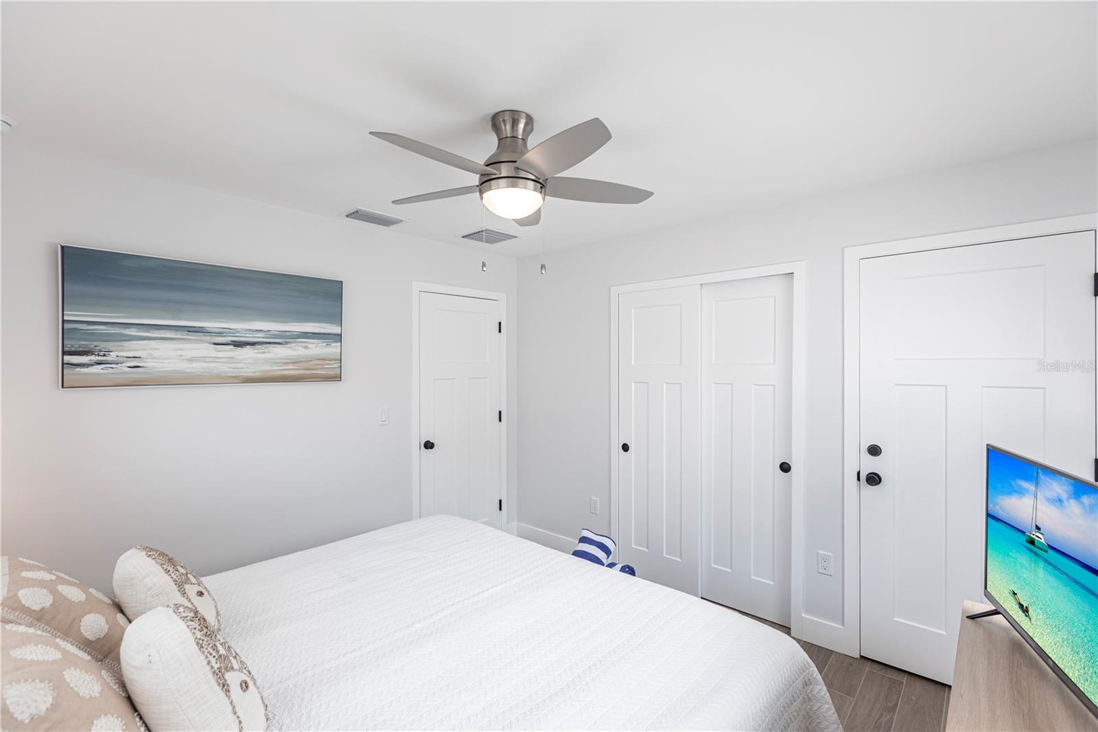 Image 17 of 23 For 6020 Midnight Pass Road 27