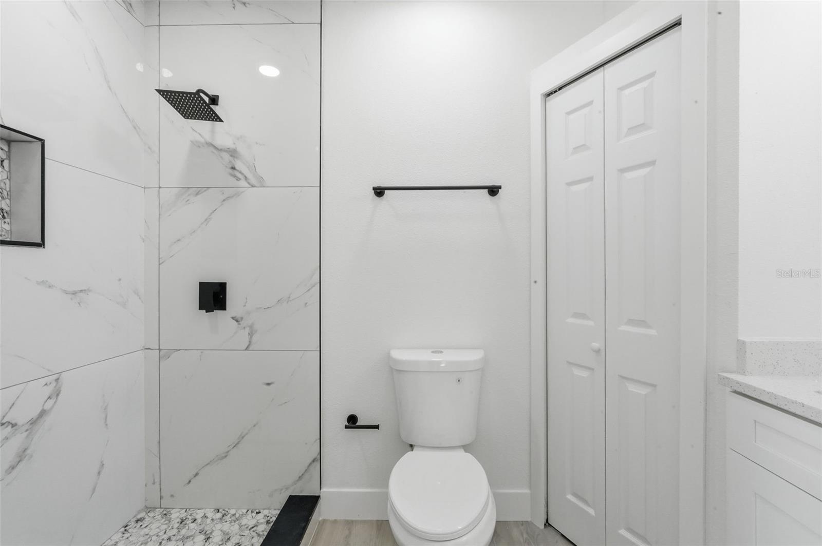 Listing photo id 10 for 8116 Rome Avenue