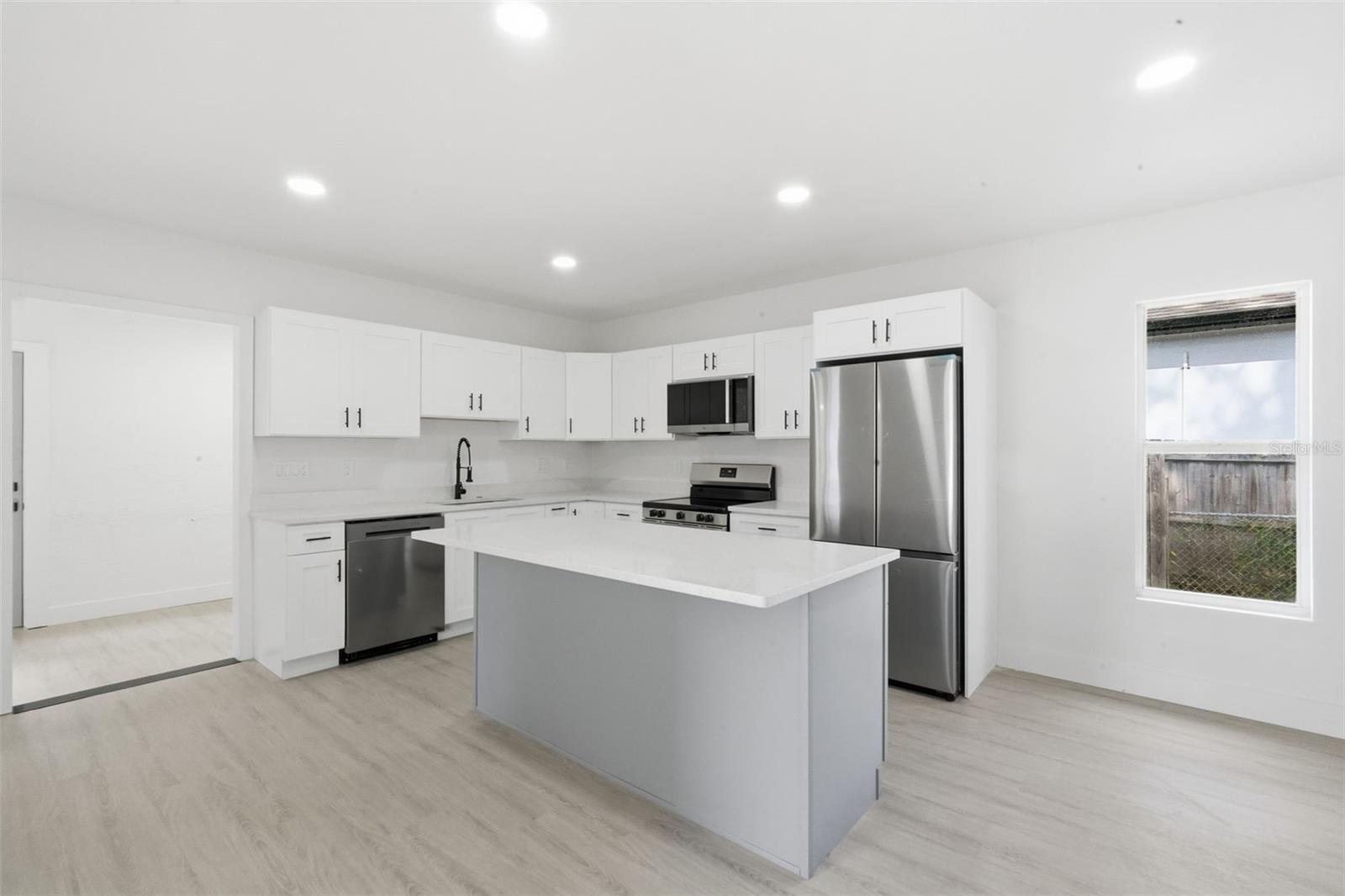 Listing photo id 11 for 8116 Rome Avenue