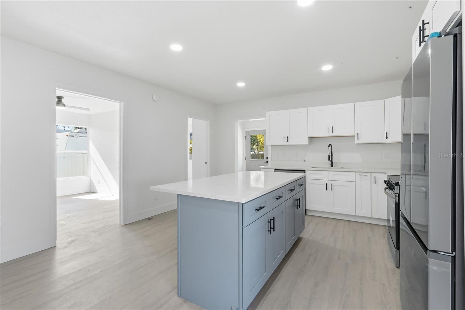 Listing photo id 12 for 8116 Rome Avenue