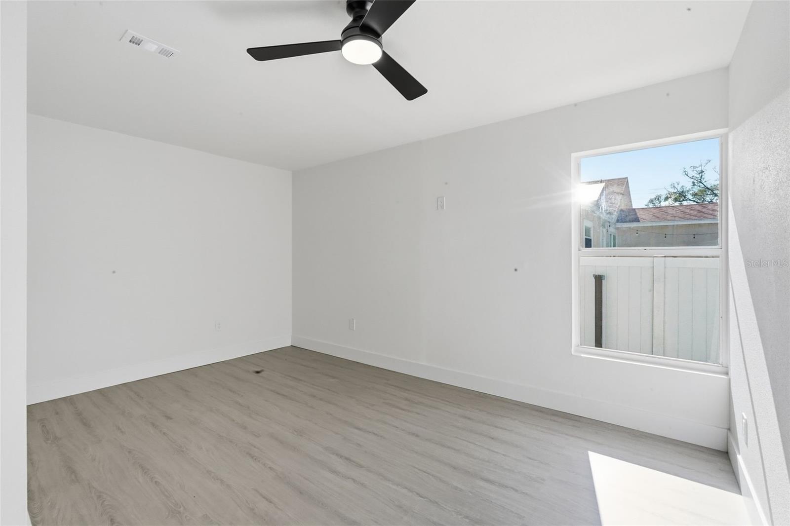 Listing photo id 15 for 8116 Rome Avenue