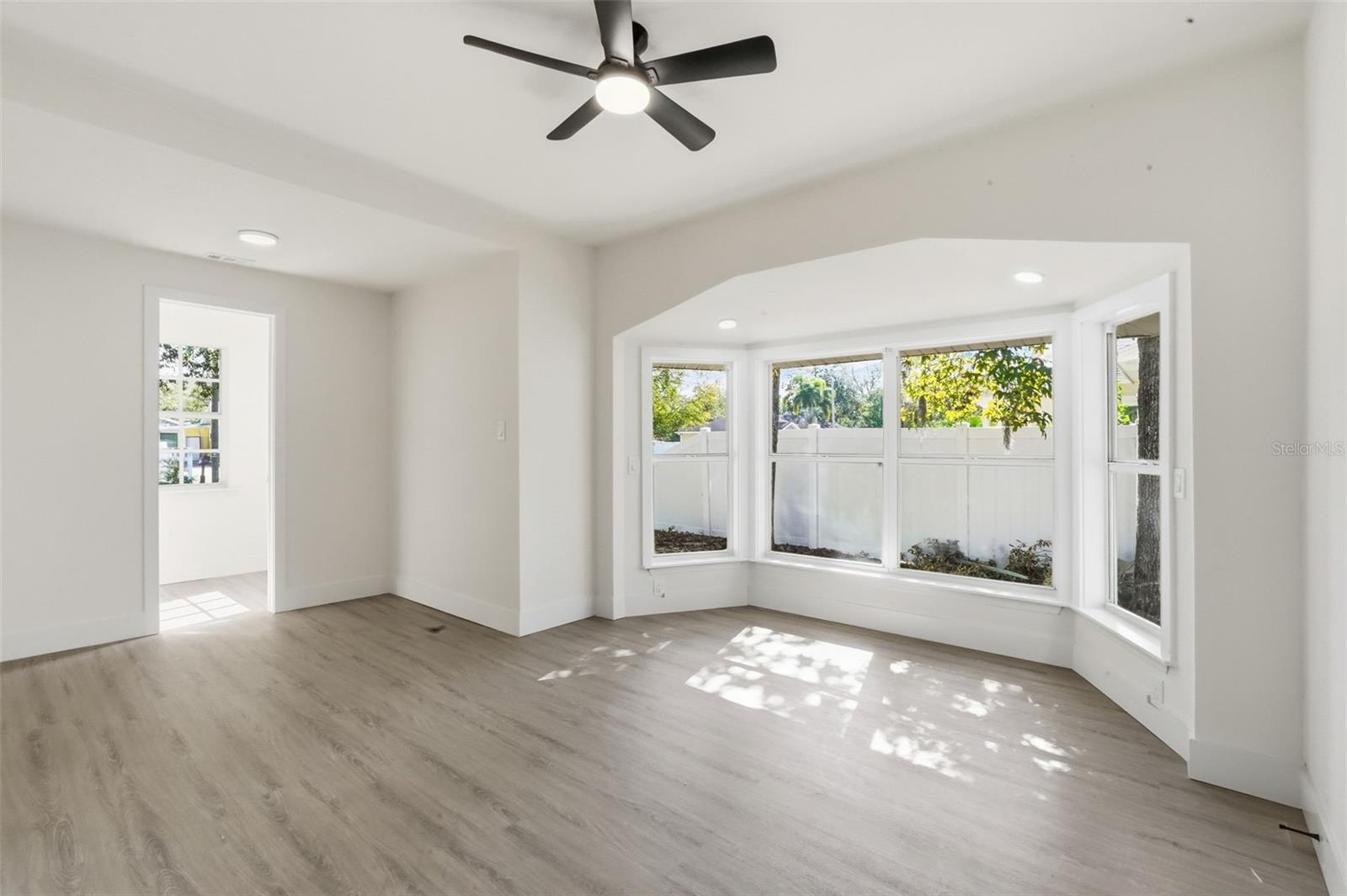 Listing photo id 5 for 8116 Rome Avenue