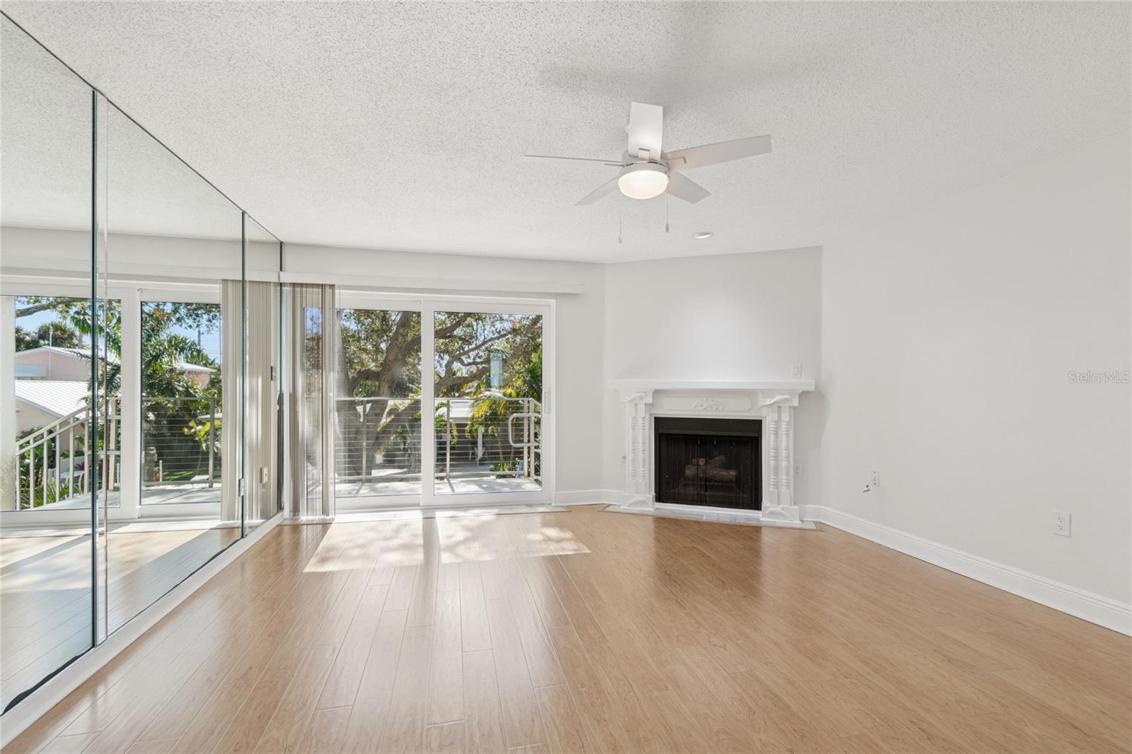 Image 18 of 77 For 433 Paula Drive 24