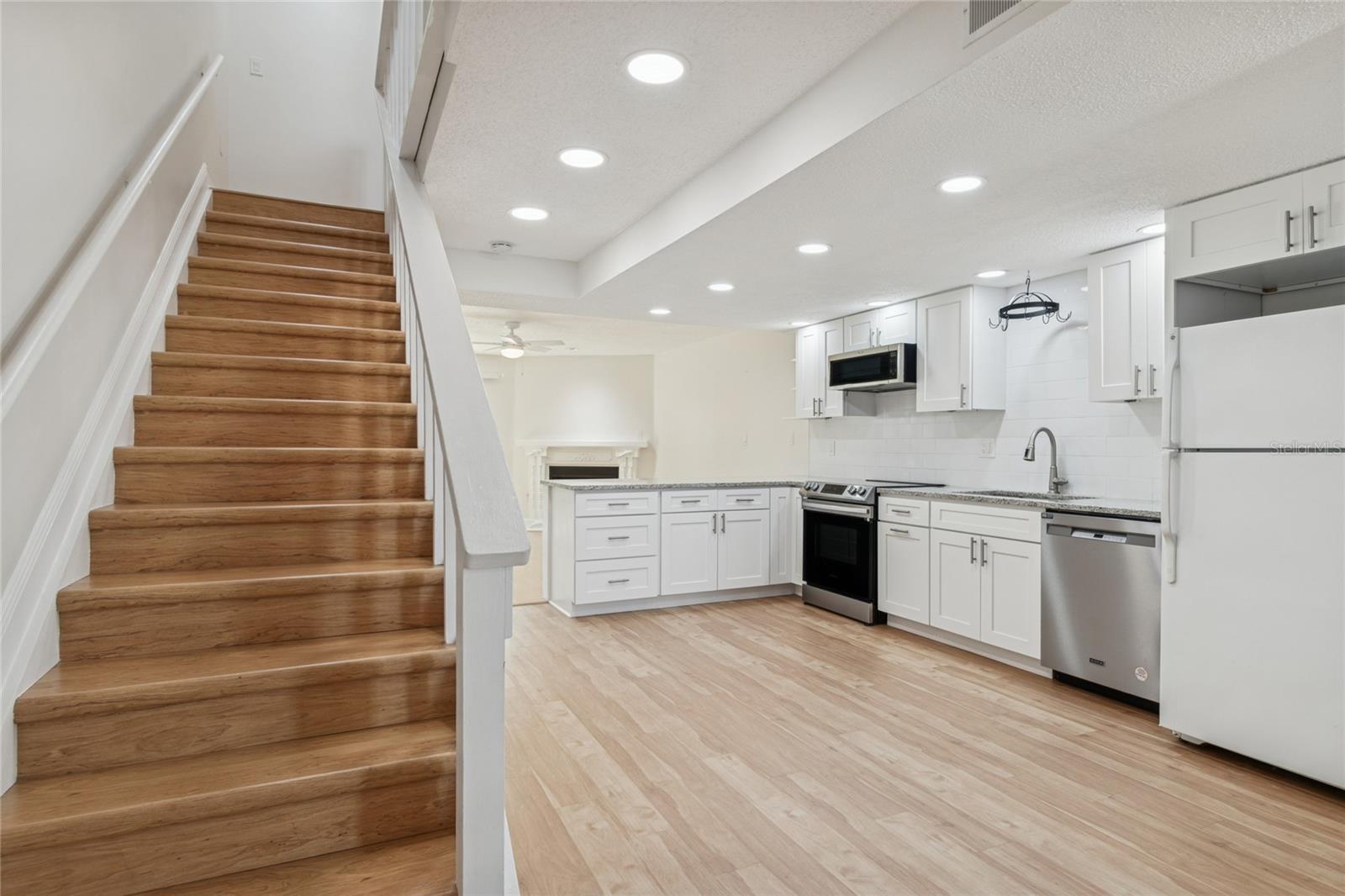 Image 23 of 77 For 433 Paula Drive 24