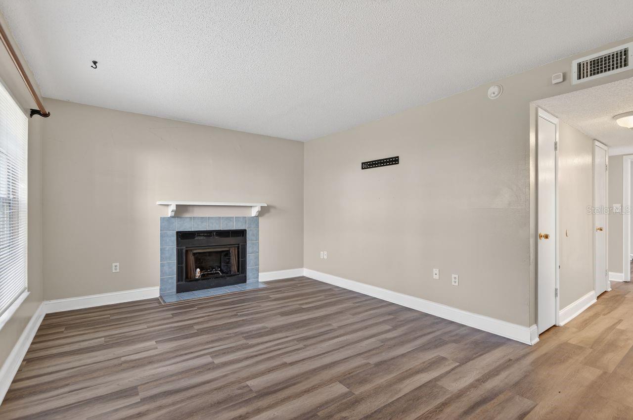 Image 20 of 34 For 14319 Hanging Moss Circle 102