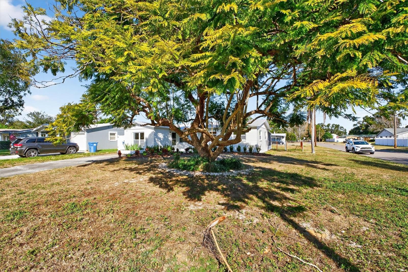 Listing photo id 2 for 5701 14th Avenue N