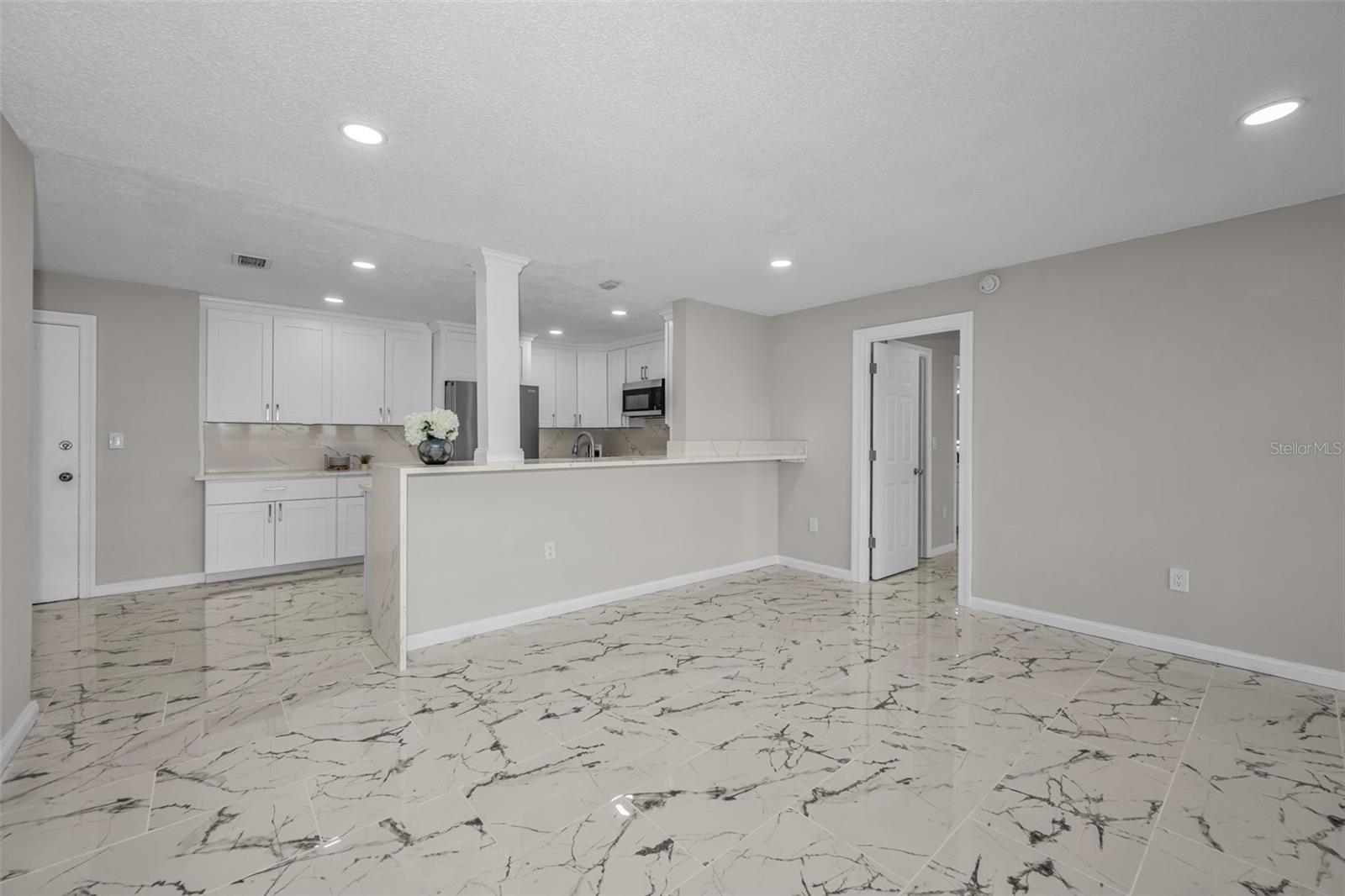 Image 11 of 68 For 100 Bluff View Drive 604c