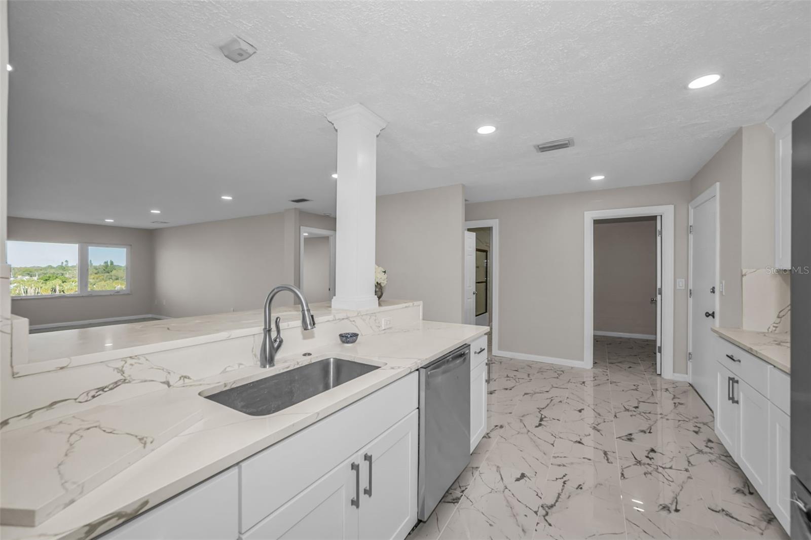 Image 6 of 68 For 100 Bluff View Drive 604c