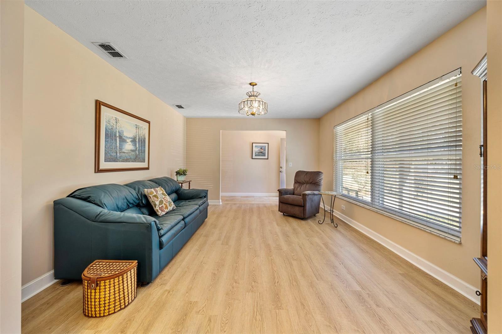 Image 18 of 41 For 402 Wedgefield Place