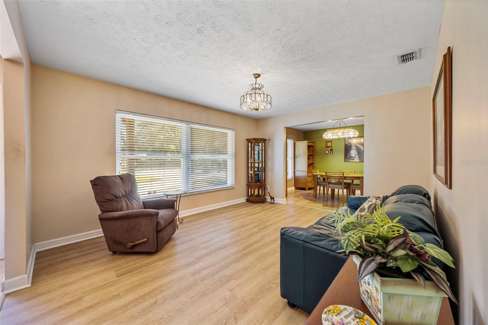 Image 19 of 41 For 402 Wedgefield Place