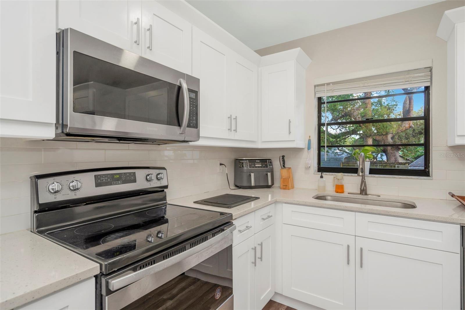 Listing photo id 10 for 9401 Willow Avenue