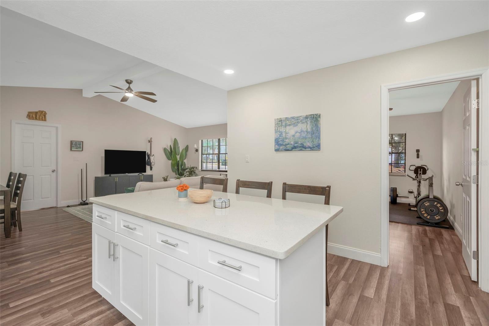 Listing photo id 11 for 9401 Willow Avenue