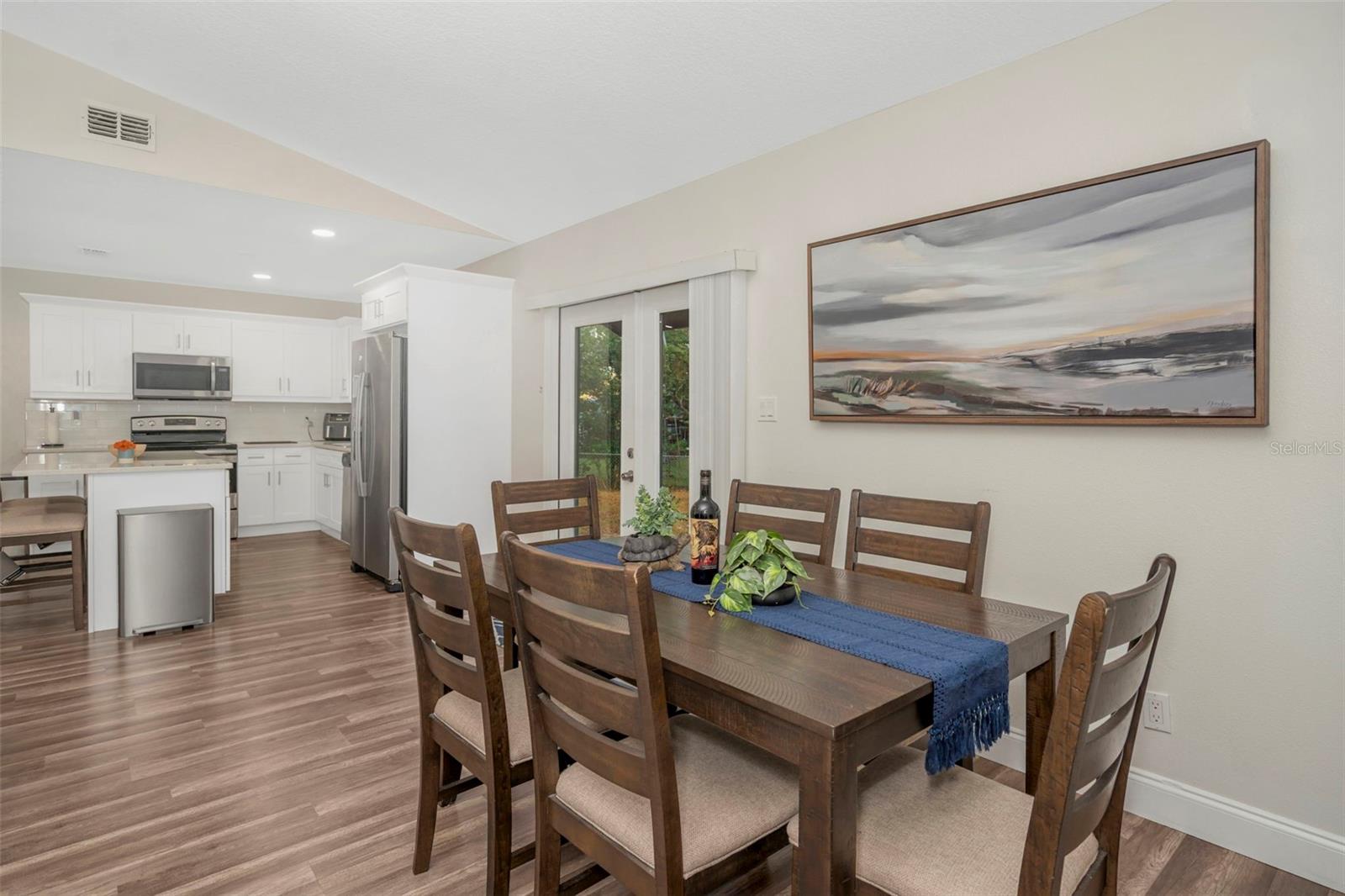 Listing photo id 12 for 9401 Willow Avenue