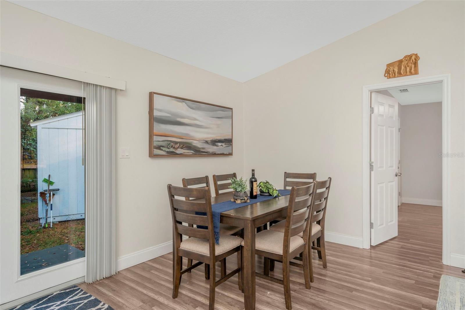 Listing photo id 13 for 9401 Willow Avenue