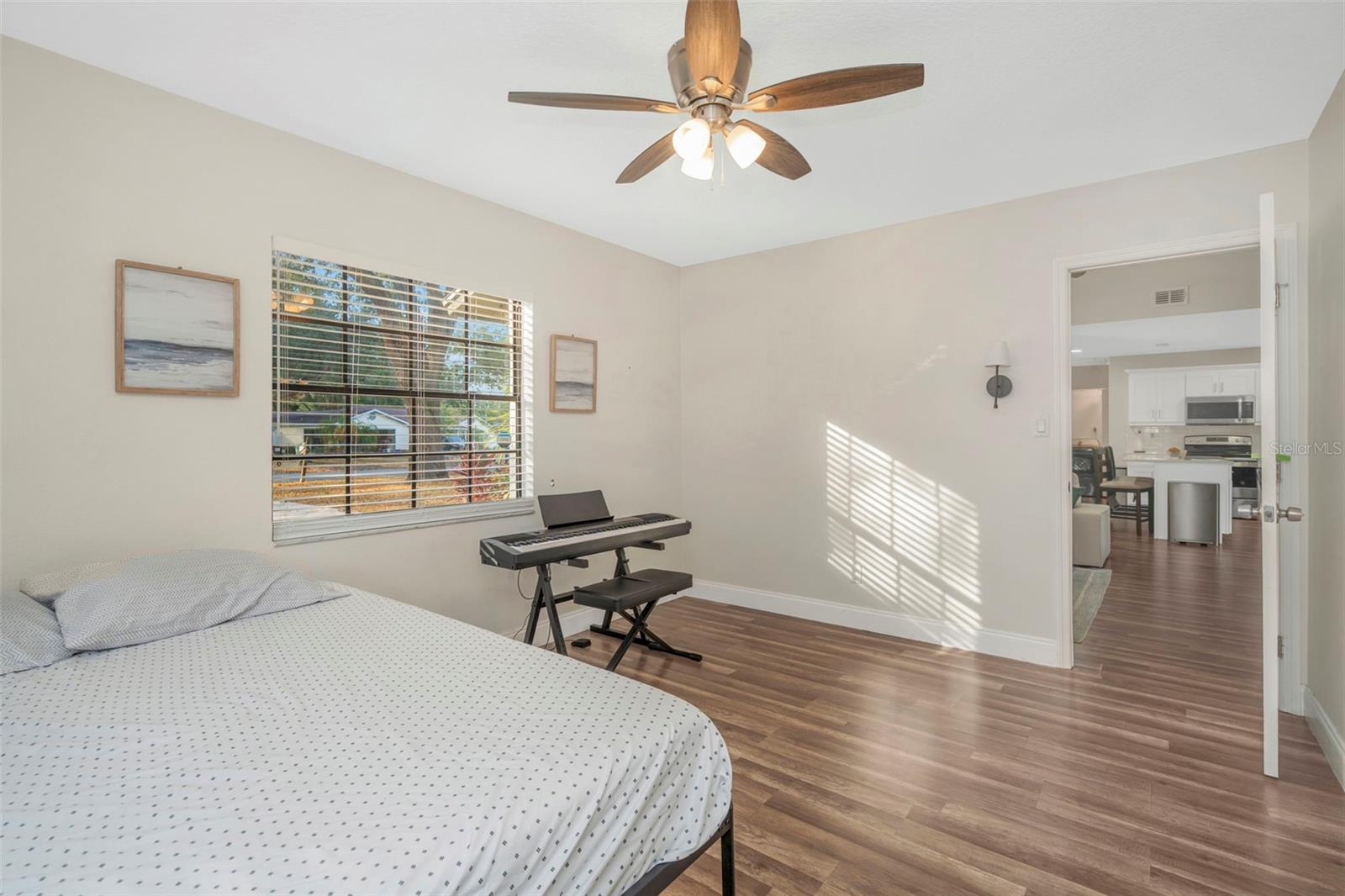 Listing photo id 16 for 9401 Willow Avenue