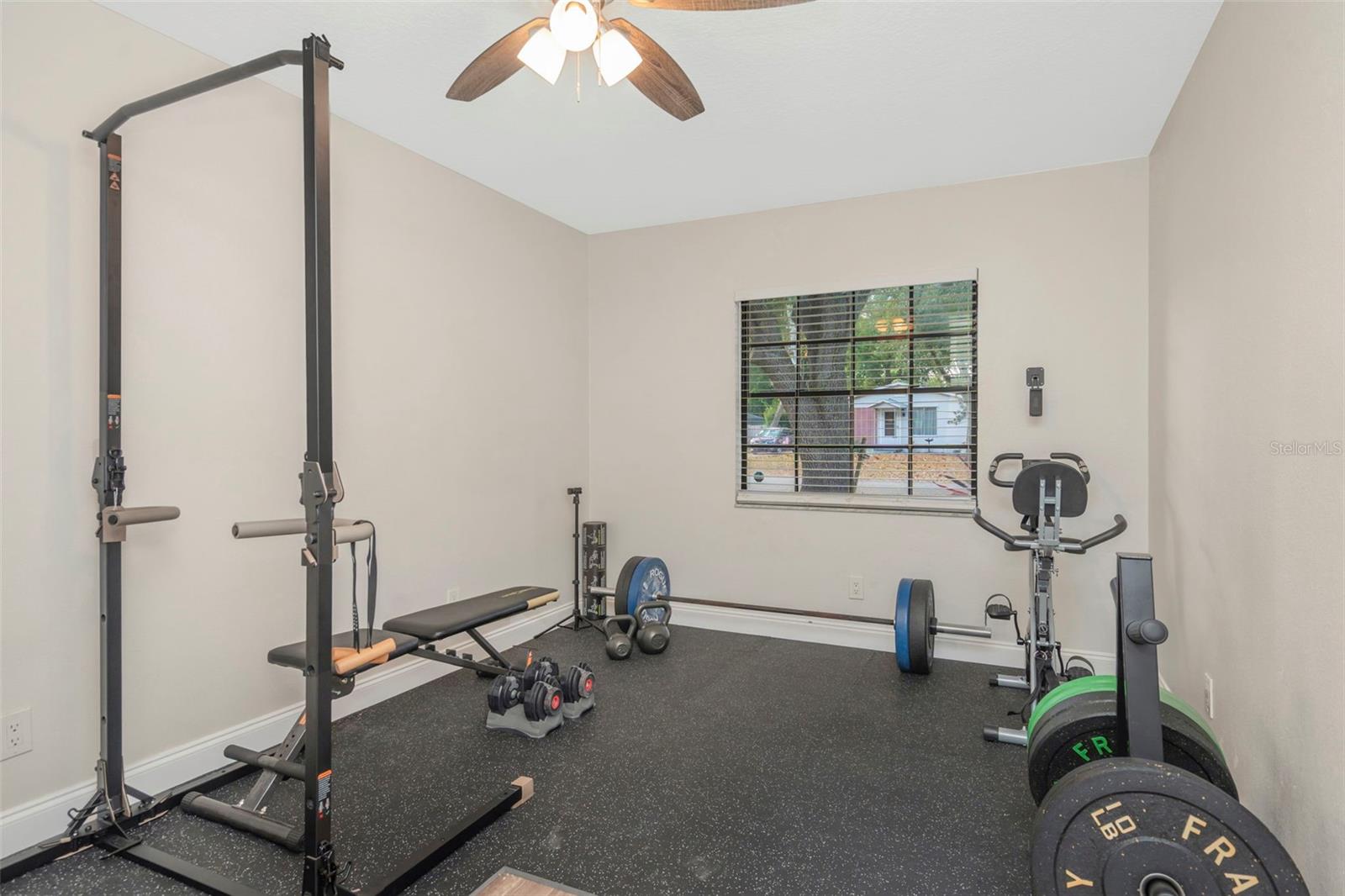 Listing photo id 23 for 9401 Willow Avenue