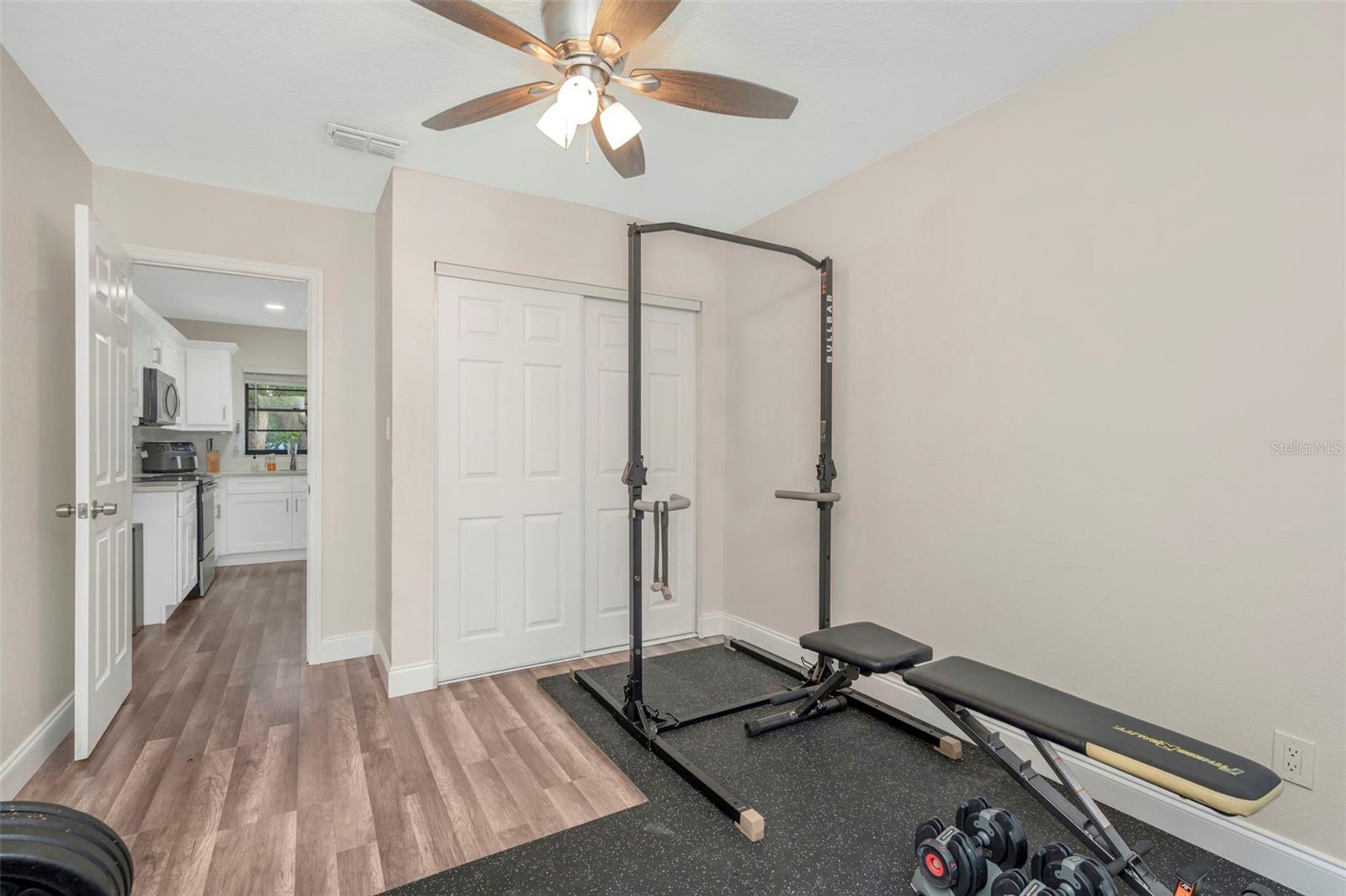 Listing photo id 24 for 9401 Willow Avenue