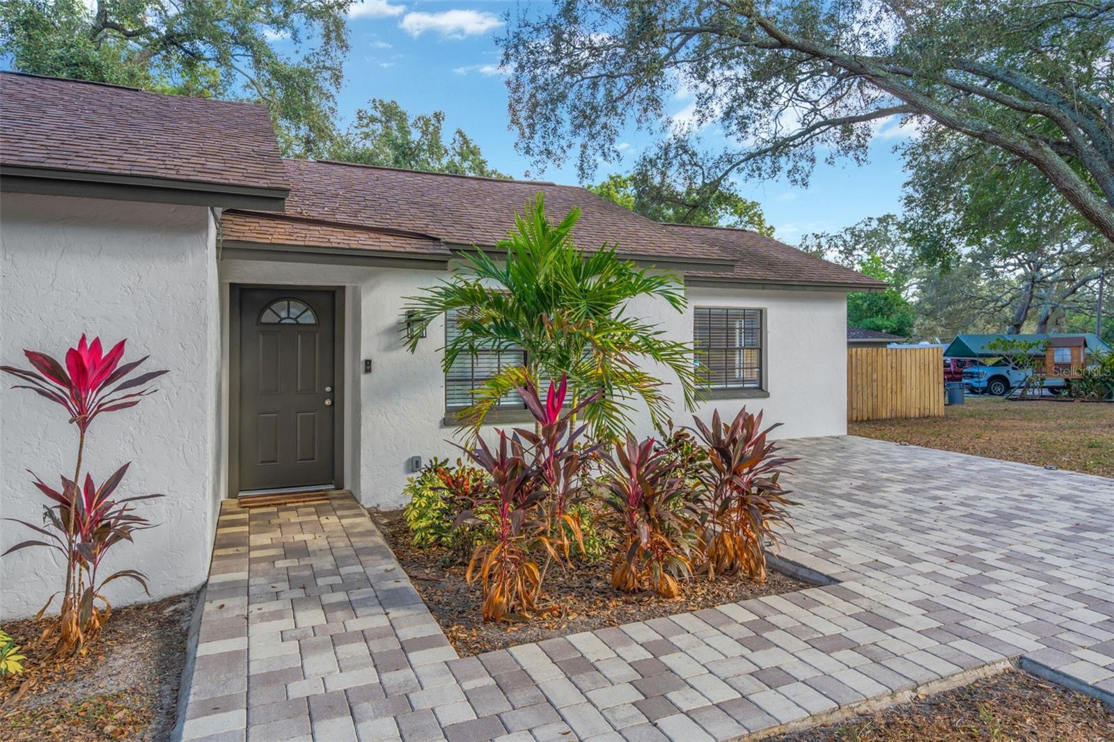 Listing photo id 2 for 9401 Willow Avenue