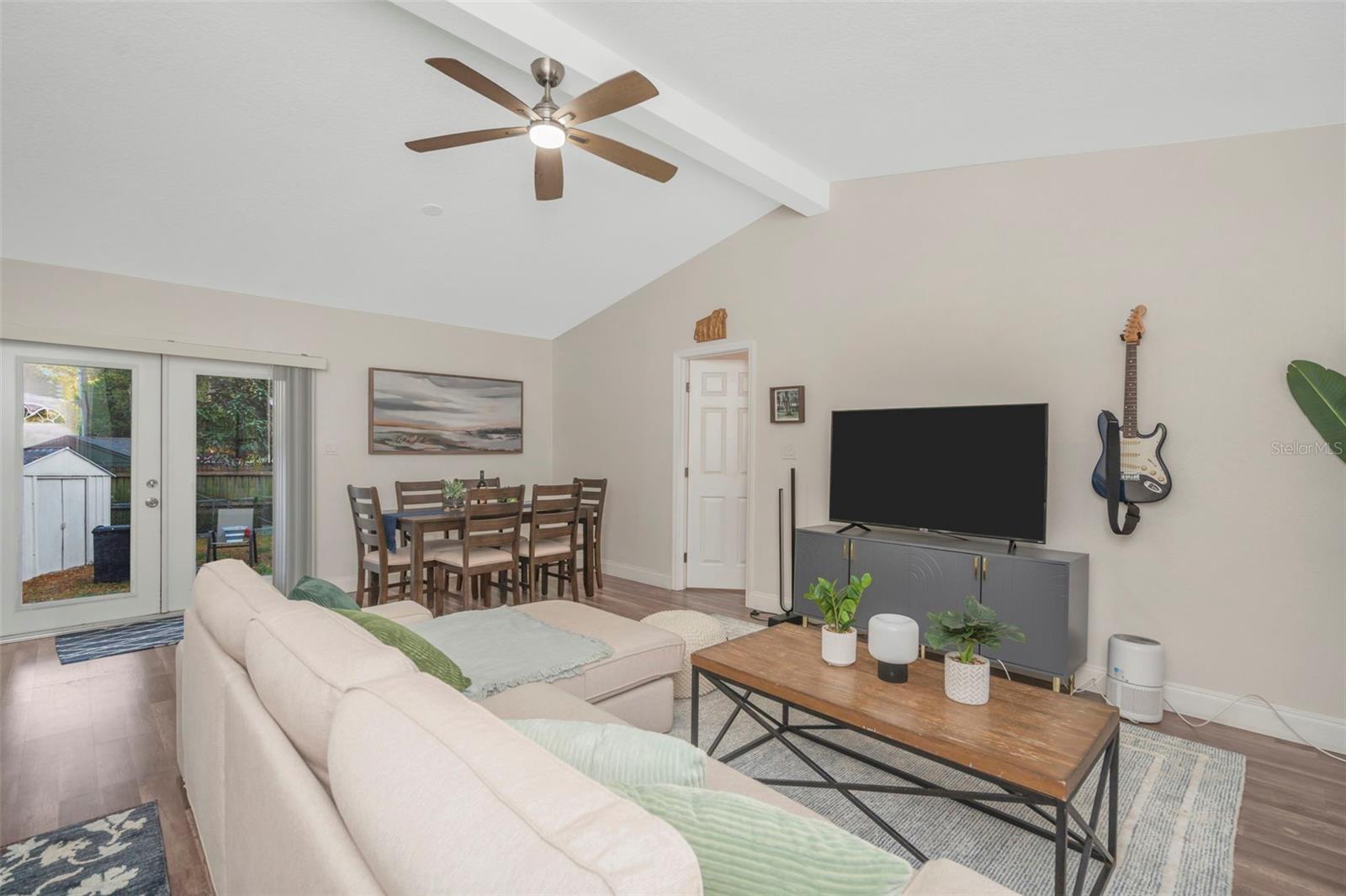 Listing photo id 3 for 9401 Willow Avenue