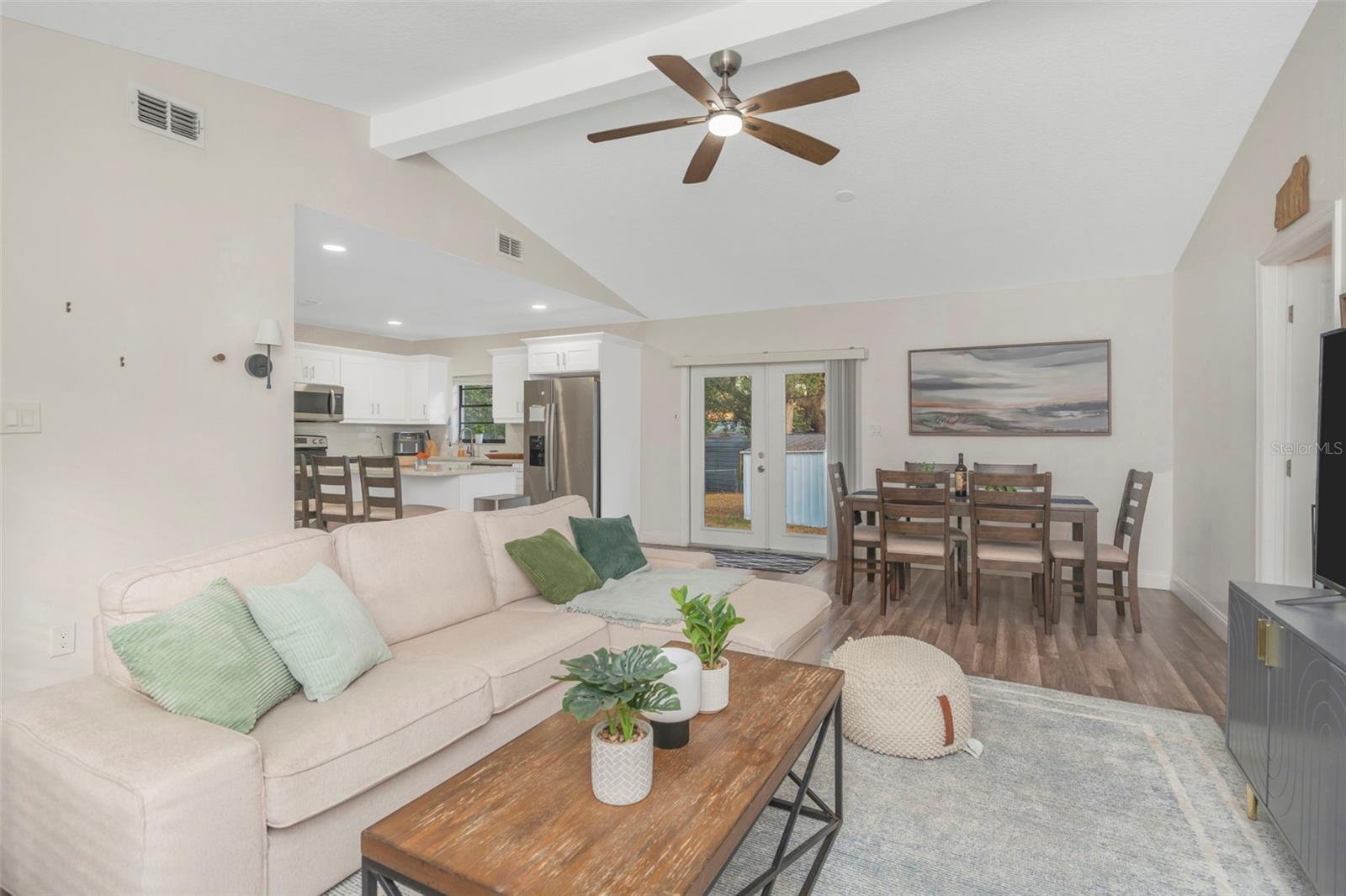 Listing photo id 4 for 9401 Willow Avenue