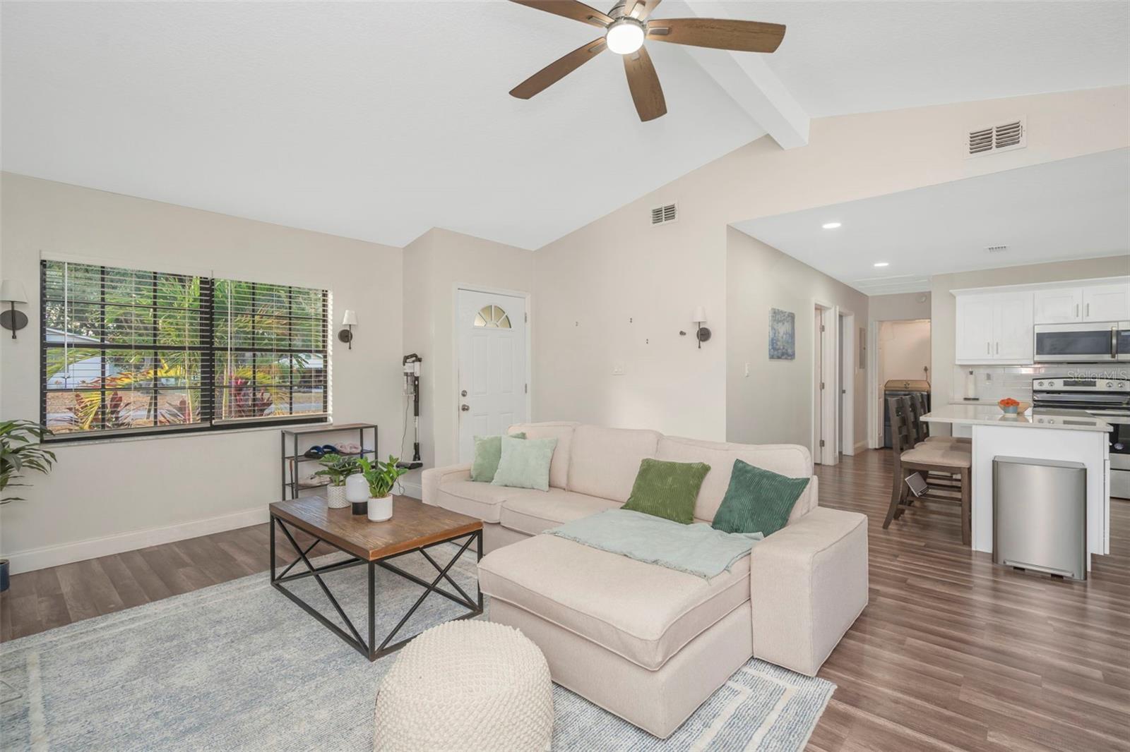 Listing photo id 6 for 9401 Willow Avenue