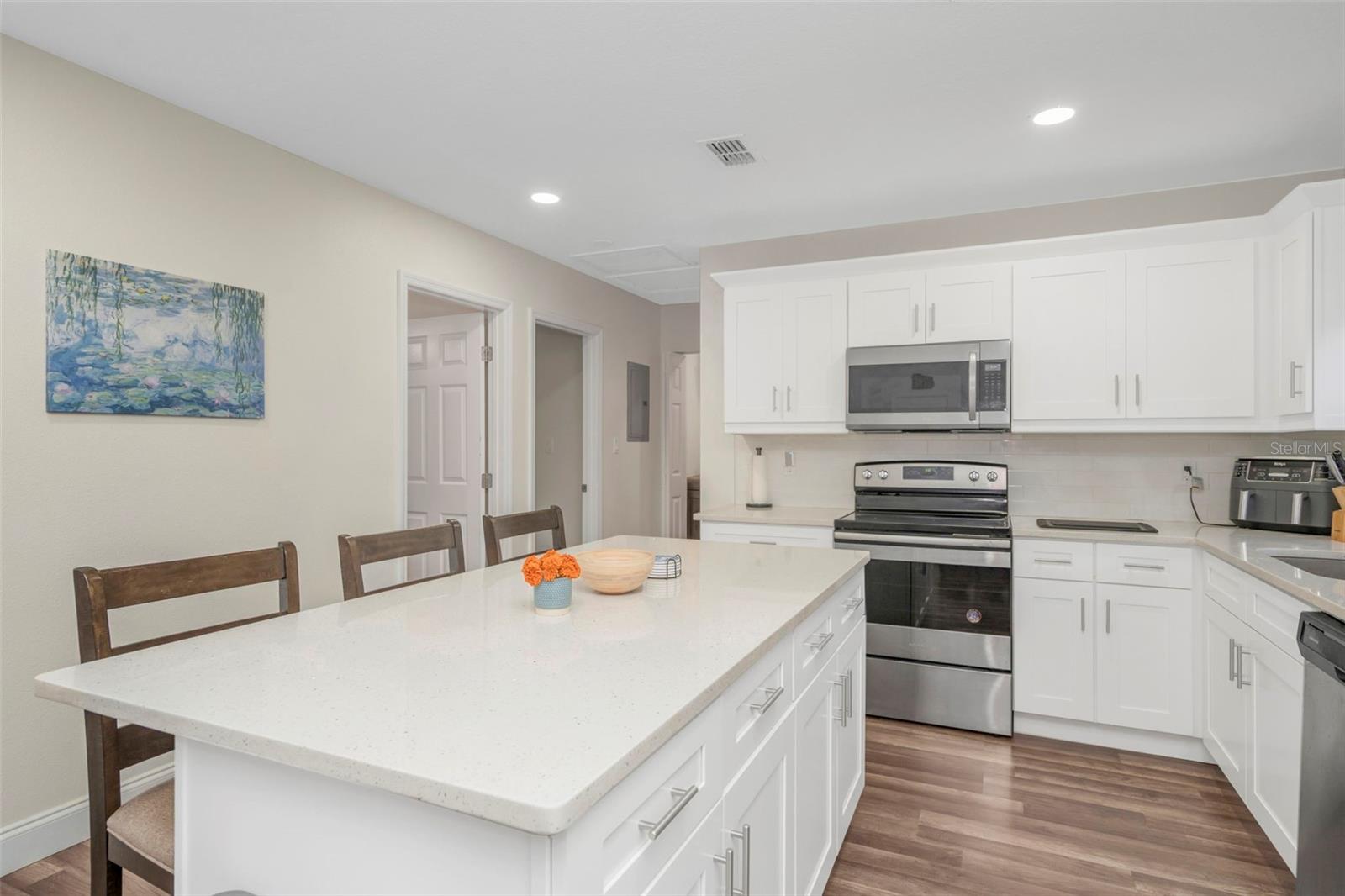 Listing photo id 7 for 9401 Willow Avenue