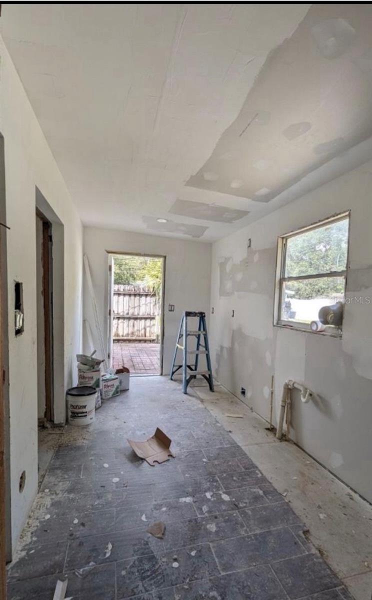 Listing photo id 45 for 405 Orion Avenue