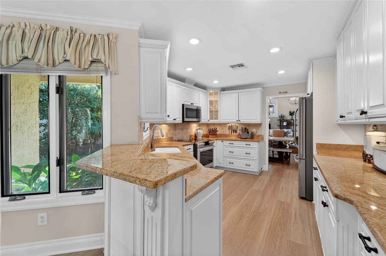 Listing photo id 13 for 1105 Flores De Avila