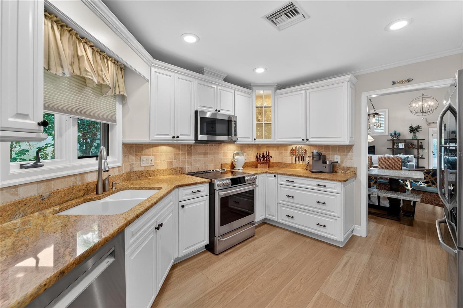 Listing photo id 15 for 1105 Flores De Avila