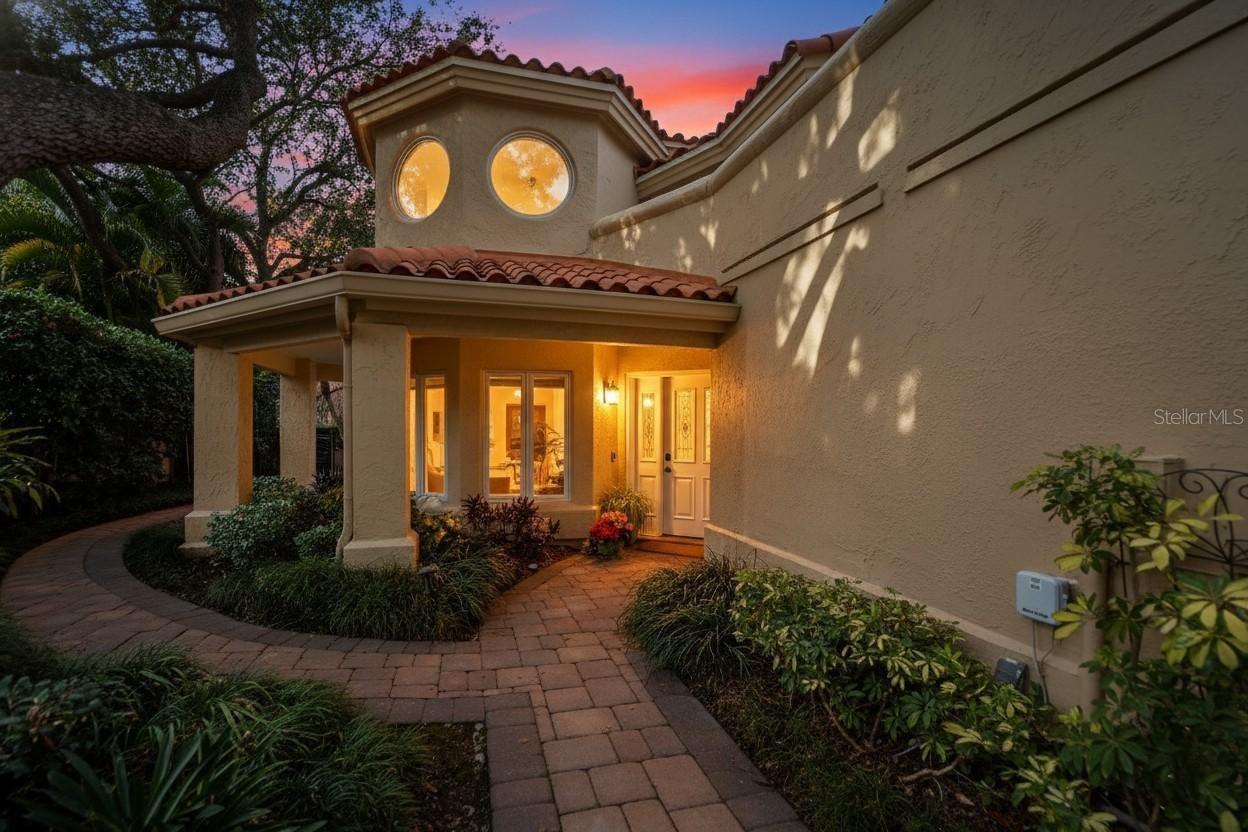 Listing photo id 0 for 1105 Flores De Avila