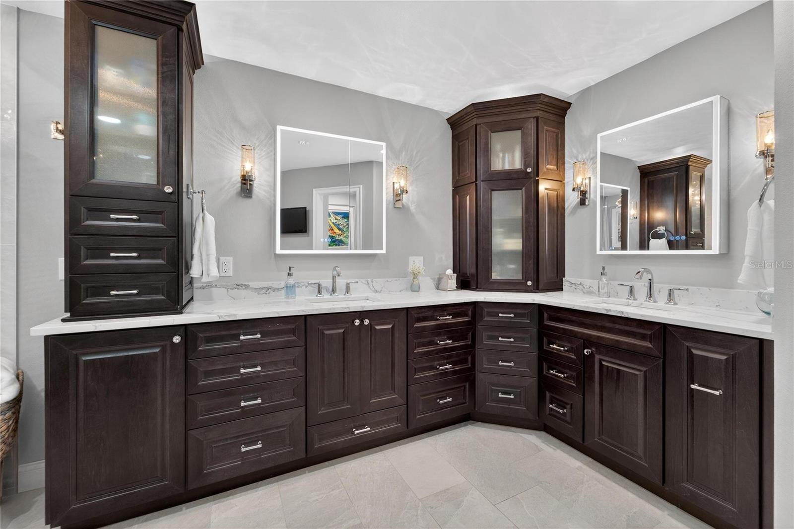 Listing photo id 27 for 1105 Flores De Avila