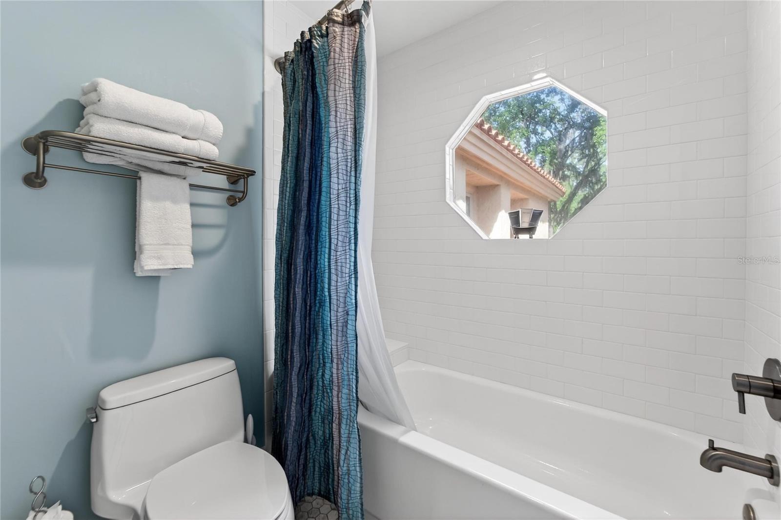 Listing photo id 41 for 1105 Flores De Avila