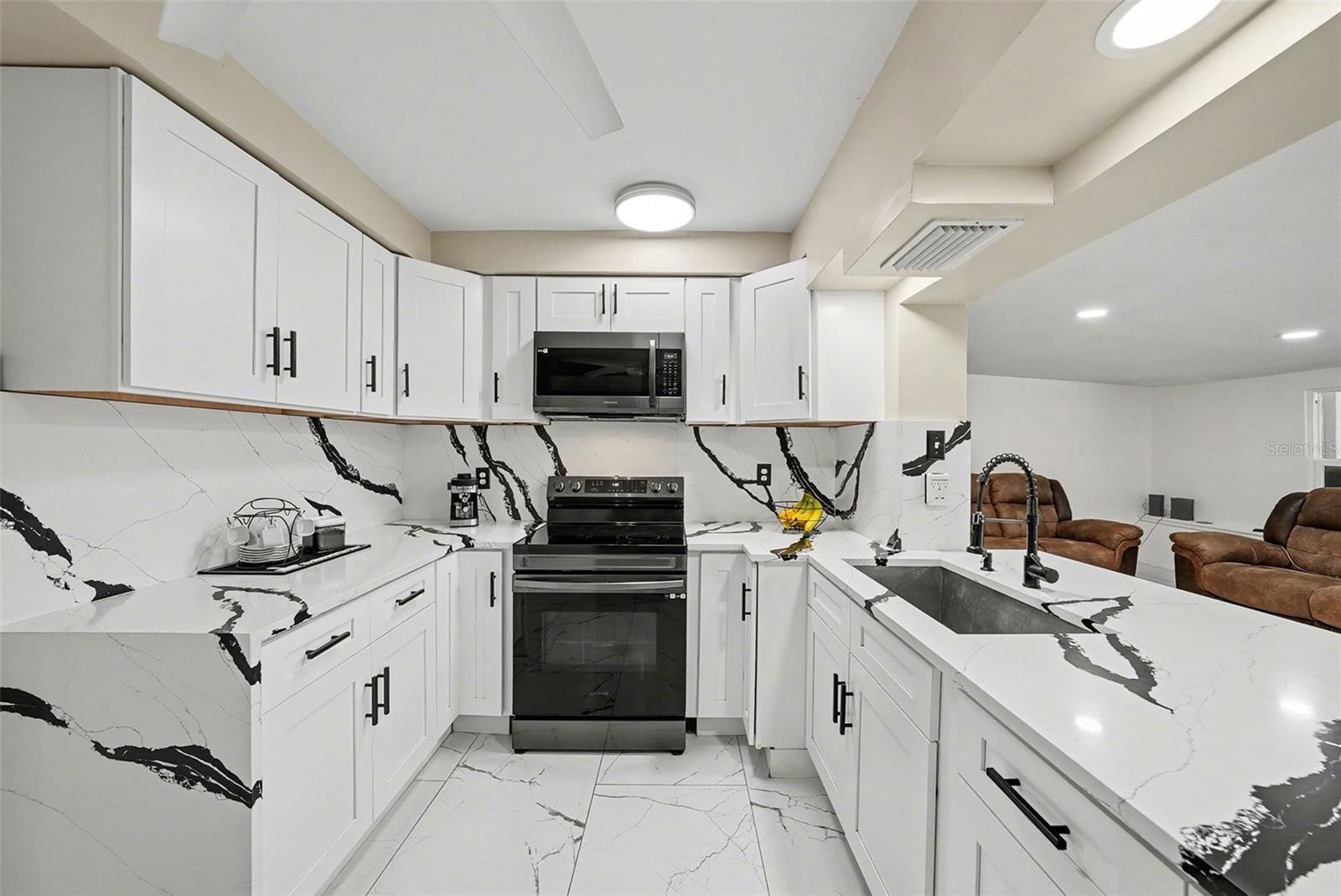 Listing photo id 8 for 2910 Burke Street