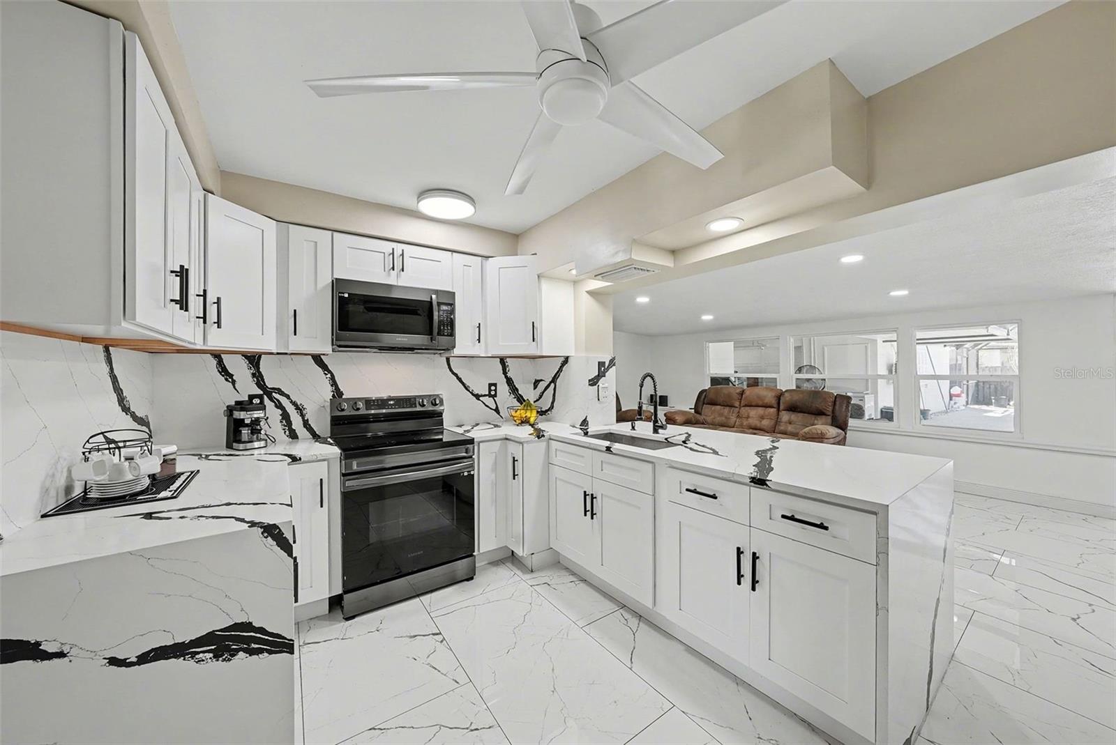 Listing photo id 9 for 2910 Burke Street