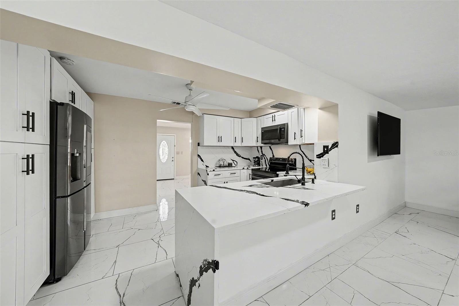 Listing photo id 10 for 2910 Burke Street