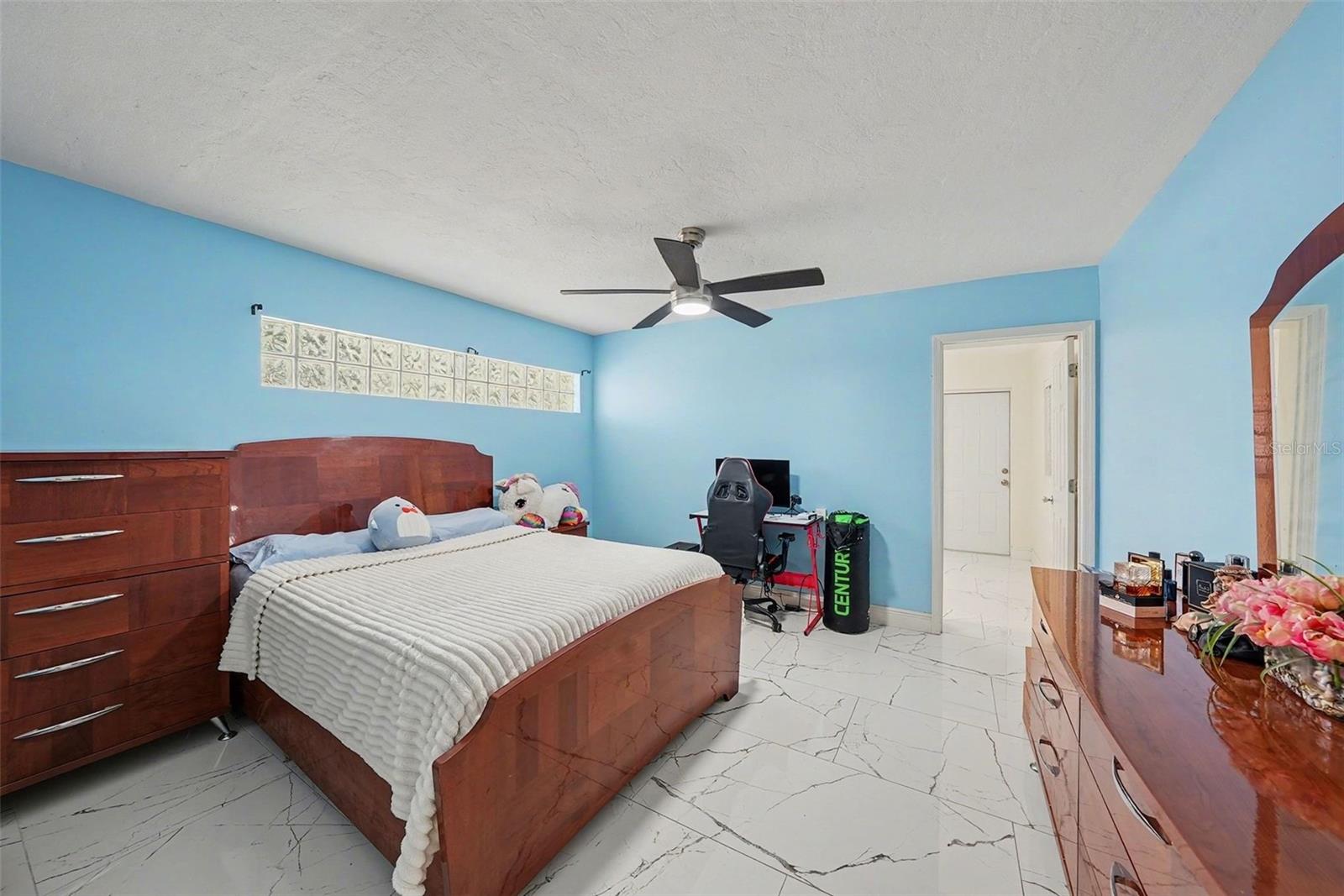 Listing photo id 12 for 2910 Burke Street