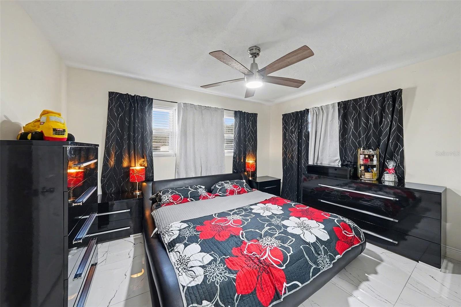 Listing photo id 13 for 2910 Burke Street