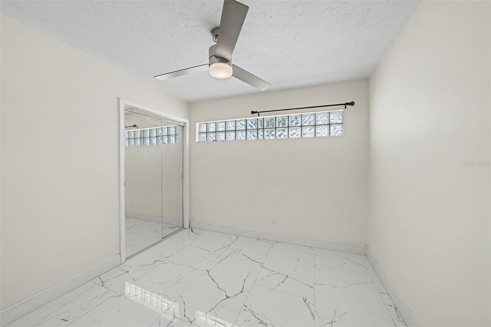 Listing photo id 14 for 2910 Burke Street