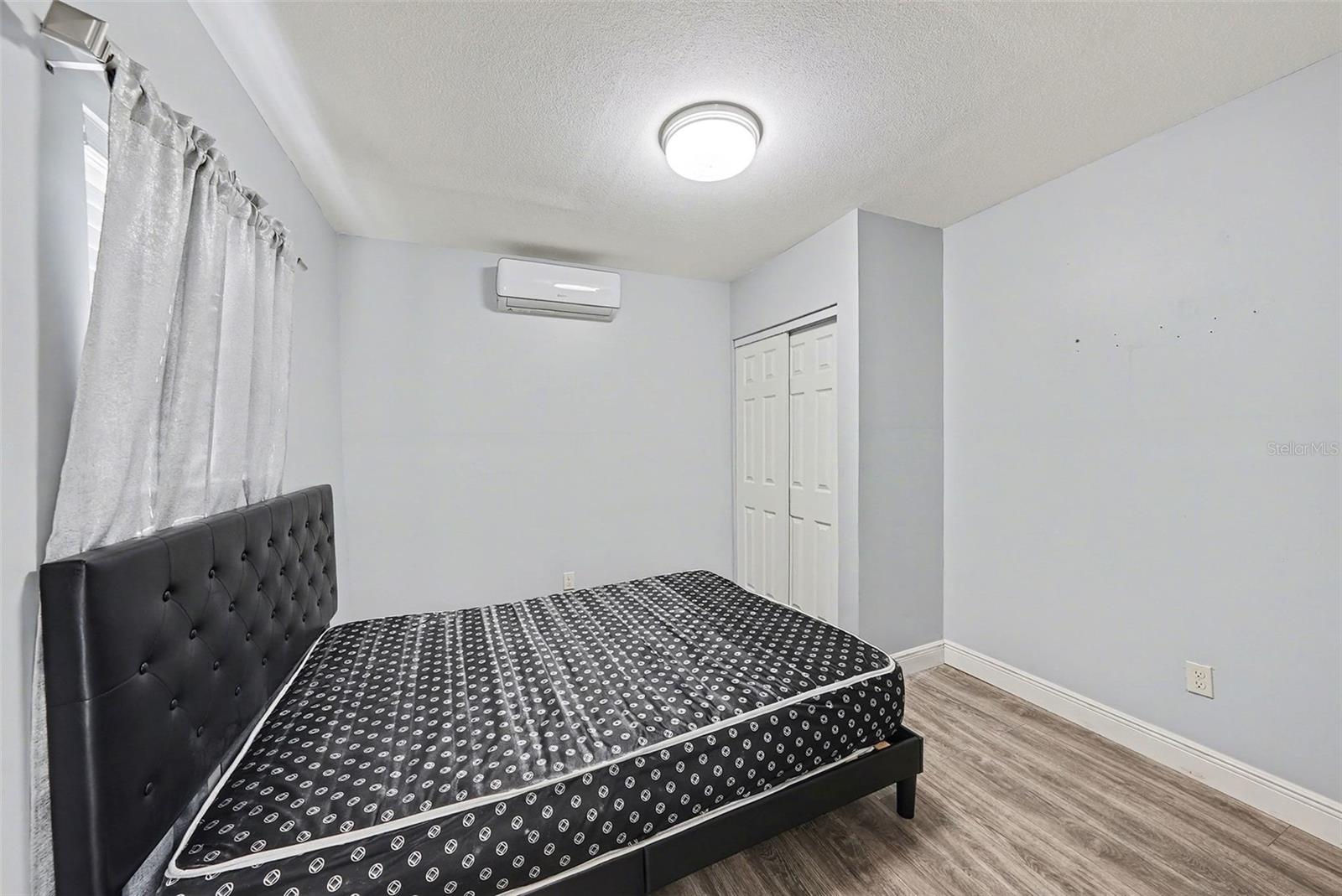 Listing photo id 17 for 2910 Burke Street