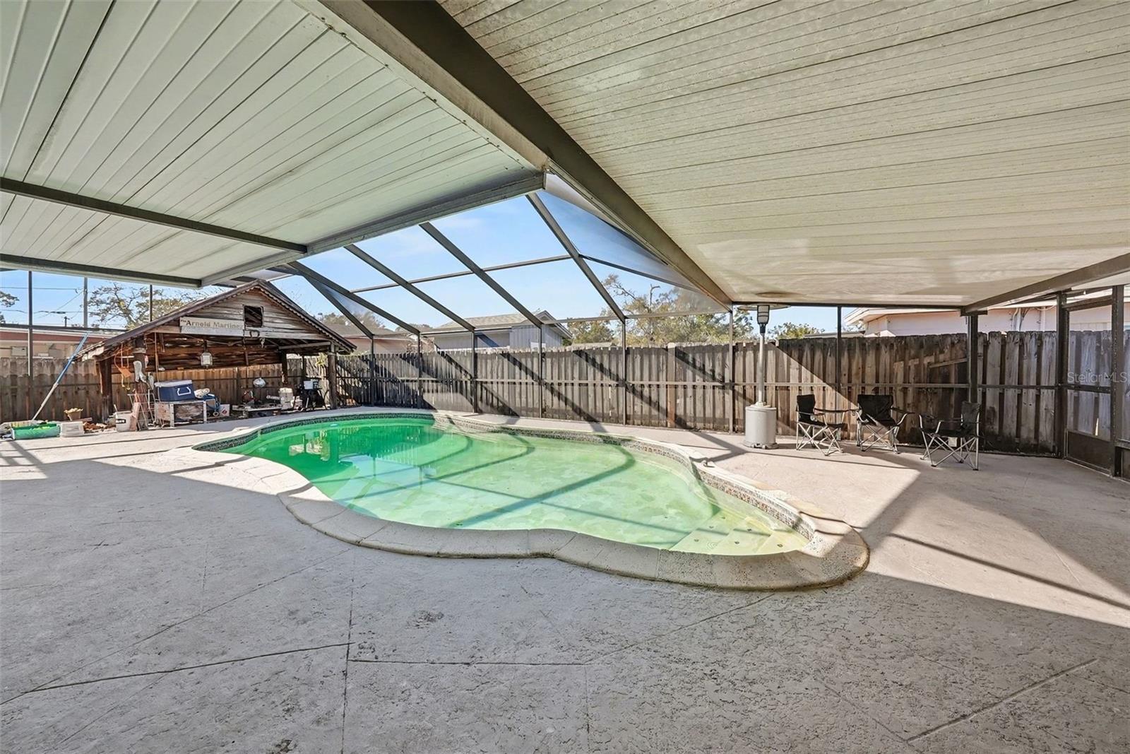 Listing photo id 18 for 2910 Burke Street